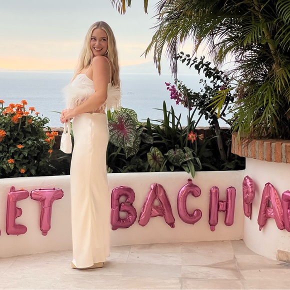 The Bar Elio silk feather top 🤍 - Picture 3 of 5